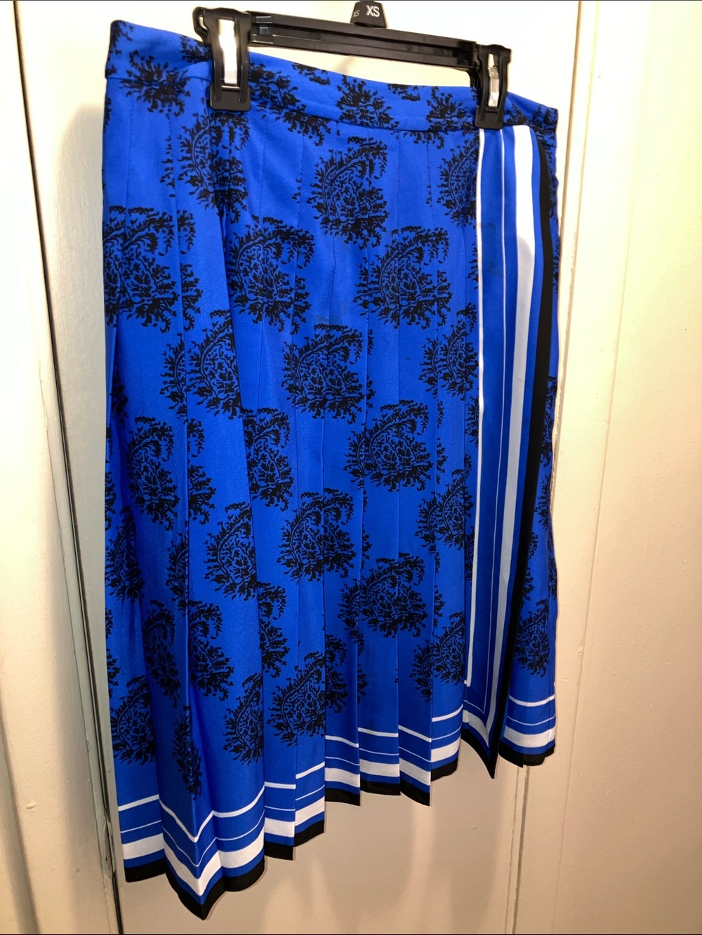 Banana Republic Royal Blue and Black Floral Pleated Skirt Size 6